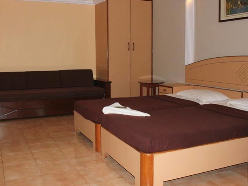 Hotel Amigo Plaza Colva Exterior foto