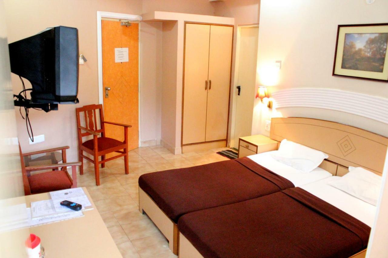 Hotel Amigo Plaza Colva Exterior foto